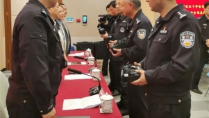 昨天下午， 上海长宁区红十字会向长宁公安分局捐赠了干警们“特实用”的礼物……