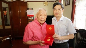 致敬！上海市红十字会7名老党员荣获“光荣在党50年”纪念章